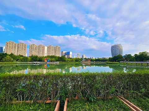 湖光秋色，尽享宁静—成都高新逸衡酒店🏨
