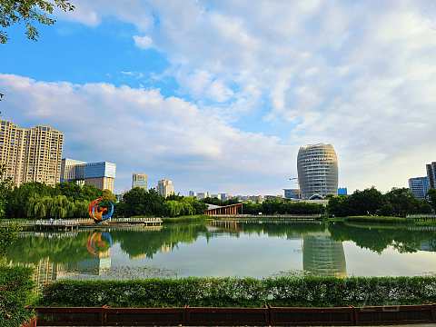 湖光秋色，尽享宁静—成都高新逸衡酒店🏨