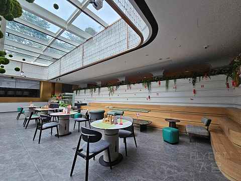 湖光秋色，尽享宁静—成都高新逸衡酒店🏨