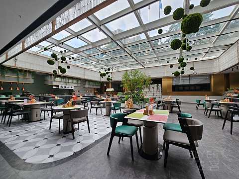 湖光秋色，尽享宁静—成都高新逸衡酒店🏨