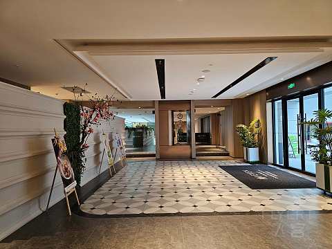 湖光秋色，尽享宁静—成都高新逸衡酒店🏨