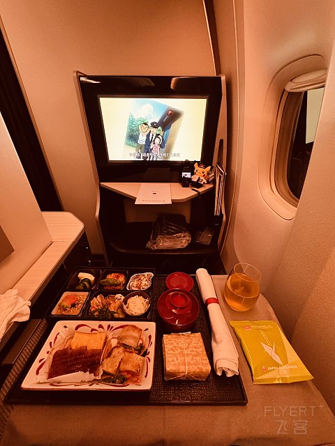 日本航空777-300ER商务舱测评：云端上的日式精致与舒适