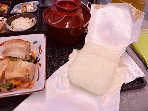 日本航空777-300ER商务舱测评：云端上的日式精致与舒适