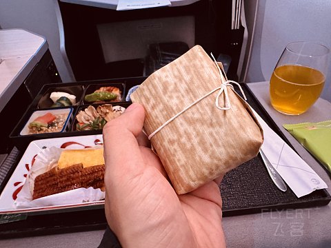 日本航空777-300ER商务舱测评：云端上的日式精致与舒适