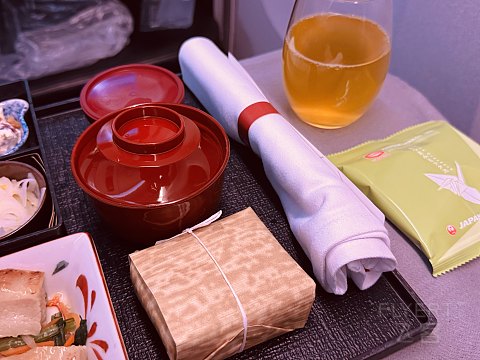 日本航空777-300ER商务舱测评：云端上的日式精致与舒适