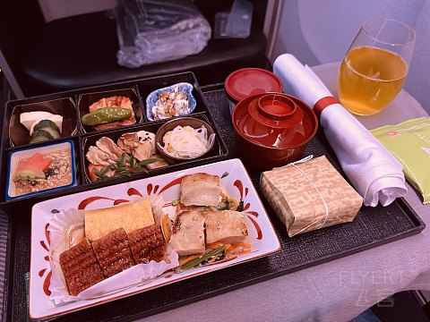 日本航空777-300ER商务舱测评：云端上的日式精致与舒适