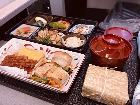 日本航空777-300ER商务舱测评：云端上的日式精致与舒适