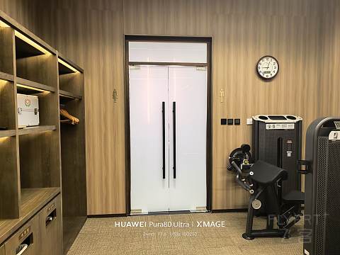 是套壳安卓还是纯血鸿蒙：特许经营的北京东三环希尔顿逸林酒店-尊贵豪华套房