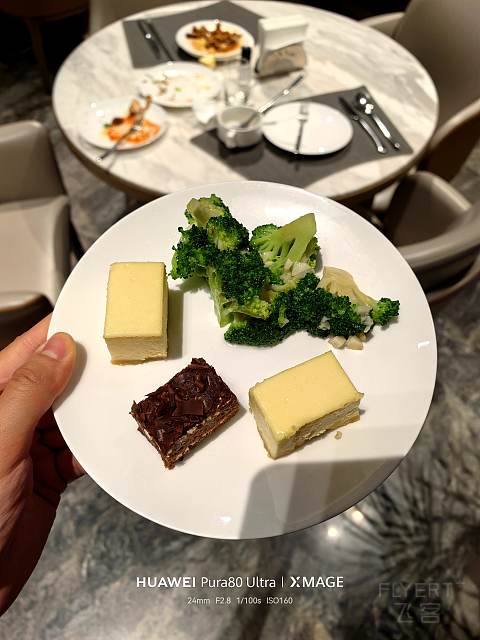 是套壳安卓还是纯血鸿蒙：特许经营的北京东三环希尔顿逸林酒店-尊贵豪华套房