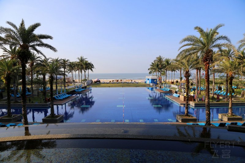 万宁--Sheraton Shenzhou Peninsula Resort Outdoor Garden and Pools (50).JPG