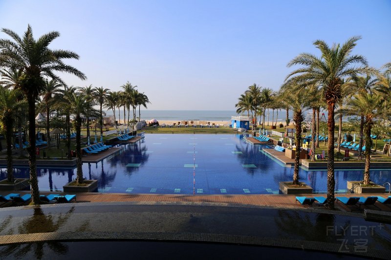 万宁--Sheraton Shenzhou Peninsula Resort Outdoor Garden and Pools (49).JPG