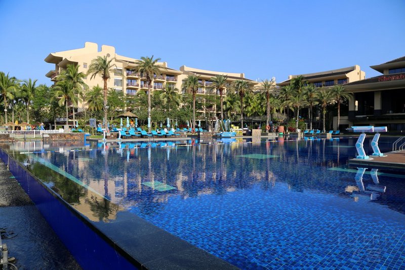 万宁--Sheraton Shenzhou Peninsula Resort Outdoor Garden and Pools (52).JPG