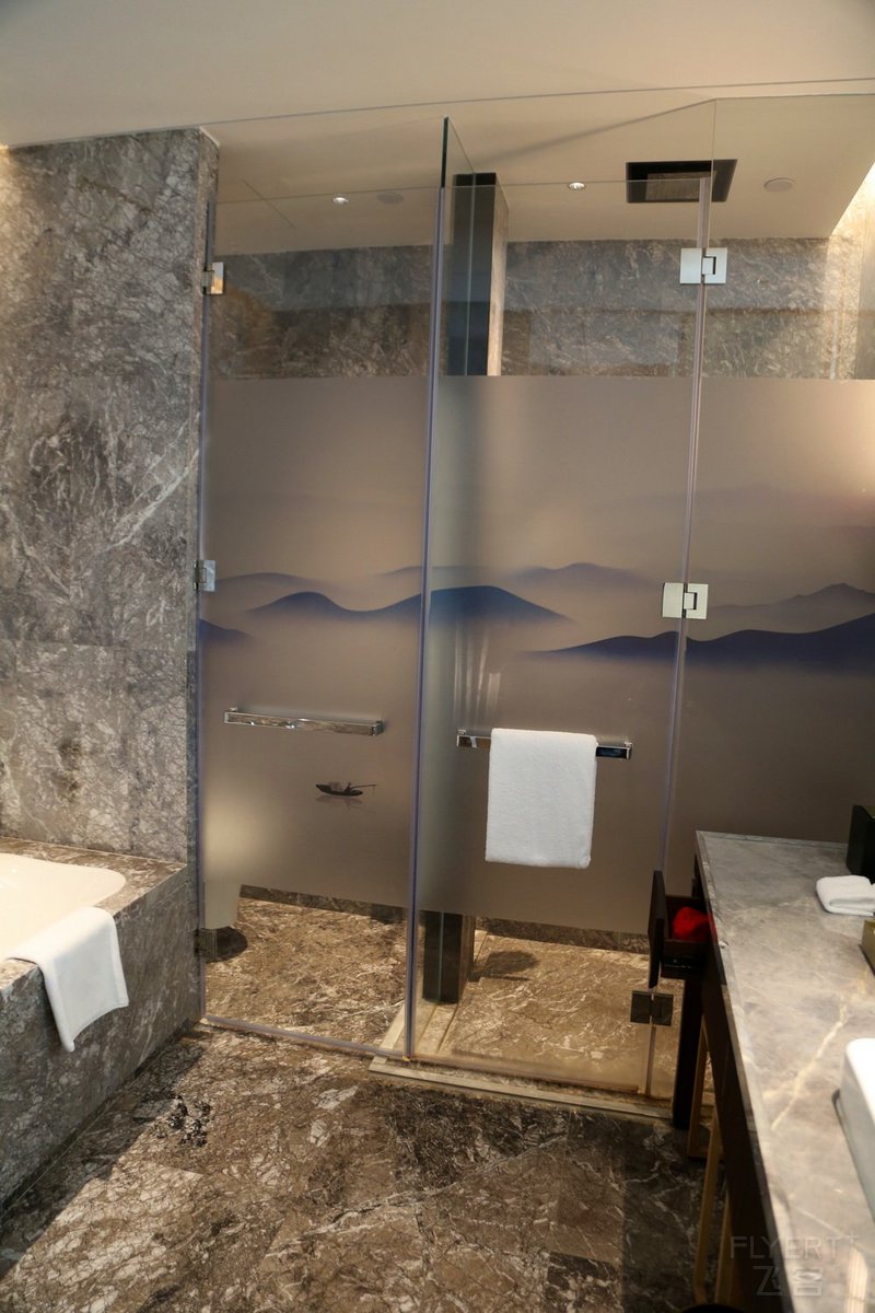 宜宾--Hualuxe Yibin Hotel Room (1).JPG