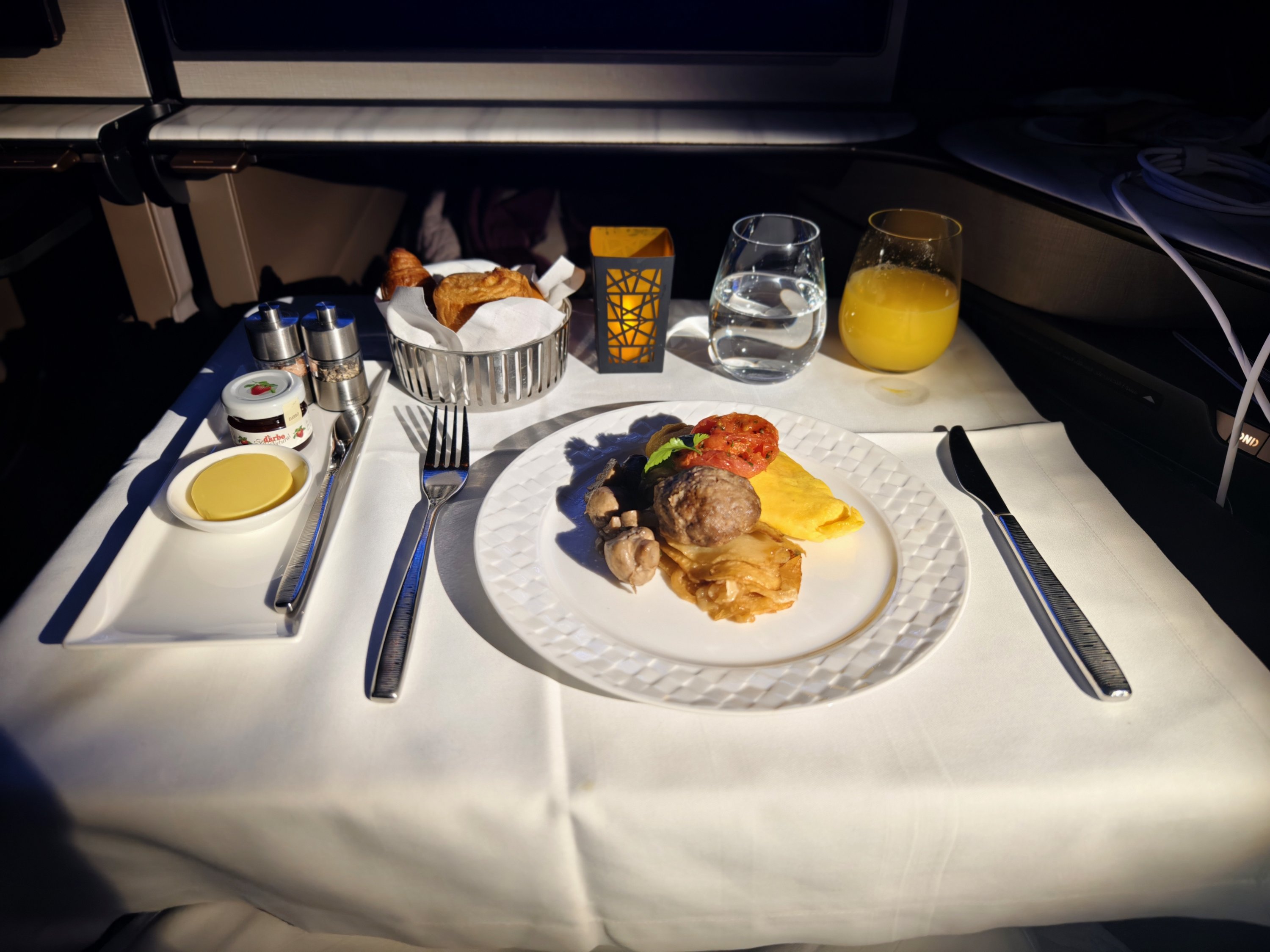 ڿQsuite PVG-DOH B777-200LR