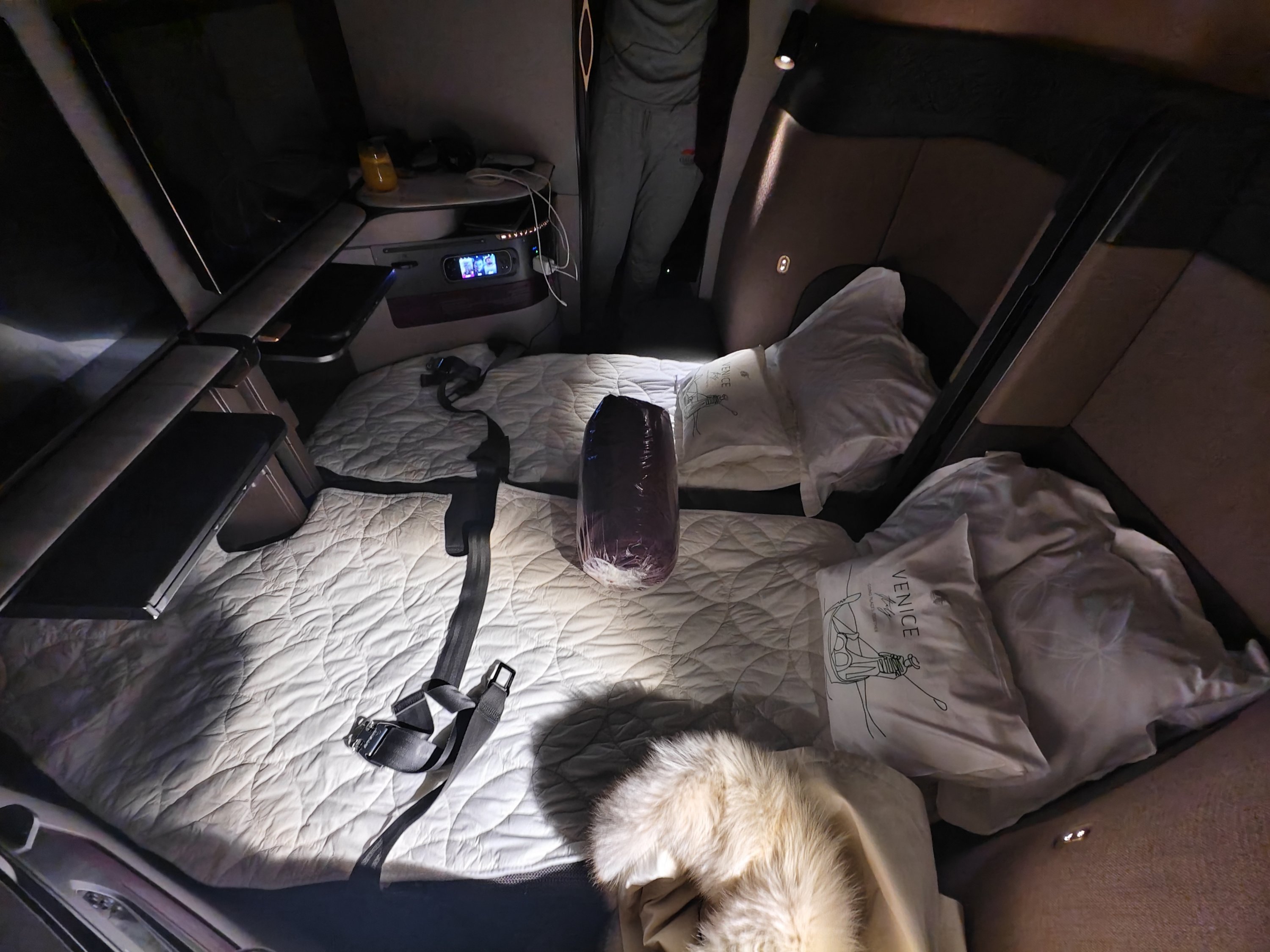 ڿQsuite PVG-DOH B777-200LR