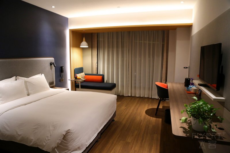 Hangzhou--Holiday Inn Express West Lake East Room (1).JPG