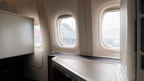 国泰航空 | B77W / A35K | 三代远程旗舰商务舱 | 硬件对比 | 飞行报告
