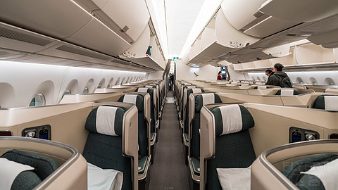 国泰航空 | B77W / A35K | 三代远程旗舰商务舱 | 硬件对比 | 飞行报告