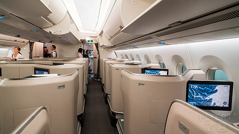 国泰航空 | B77W / A35K | 三代远程旗舰商务舱 | 硬件对比 | 飞行报告