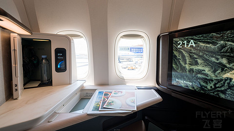国泰航空 | B77W / A35K | 三代远程旗舰商务舱 | 硬件对比 | 飞行报告