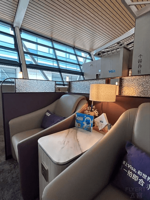 吉祥航空 × VISA 畅享三重出行礼遇：境外消费瓜分积分、赠旅行插头、免费休息室体验