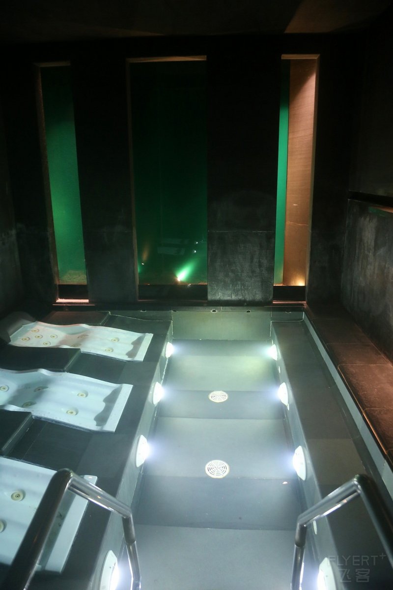 Beijing--The Ritz Carlton Beijing Financial Street Fitness Center Changing Room (10).JPG