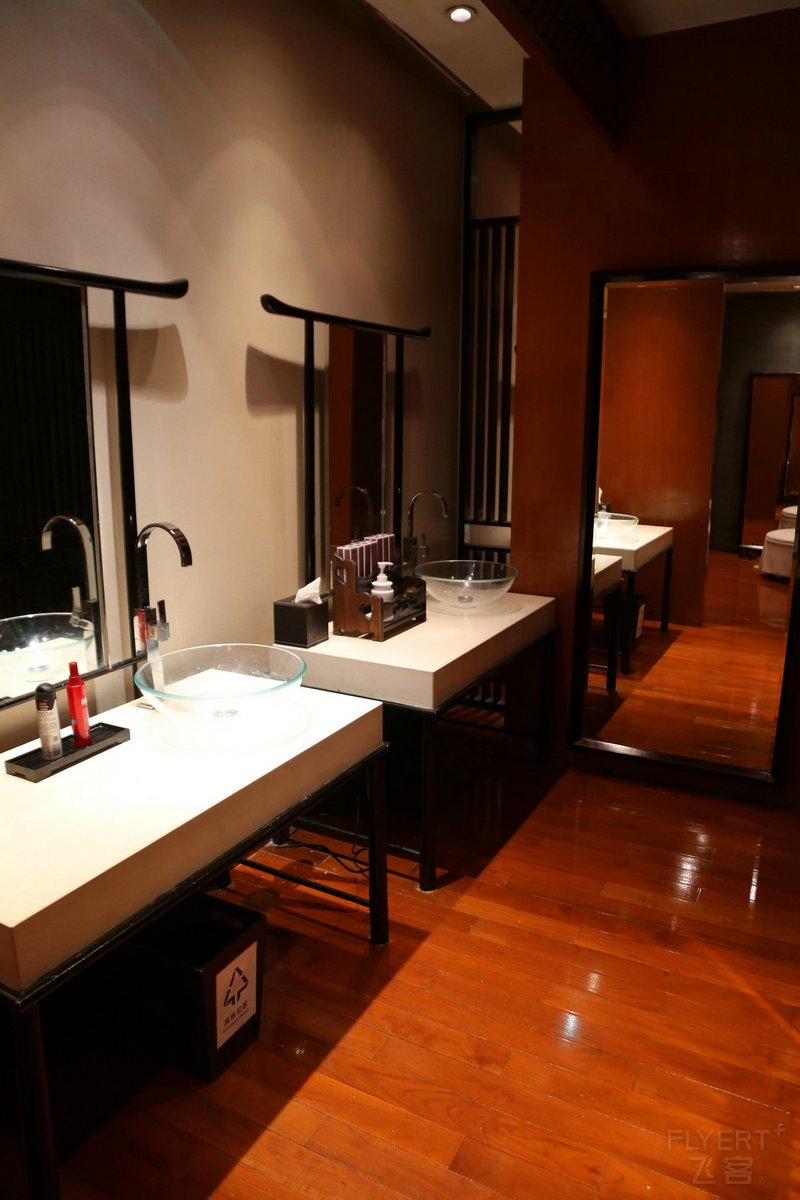 Beijing--The Ritz Carlton Beijing Financial Street Fitness Center Changing Room (4).JPG
