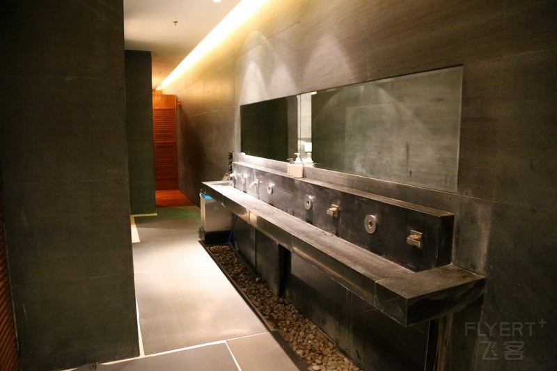 Beijing--The Ritz Carlton Beijing Financial Street Fitness Center Changing Room (8).JPG
