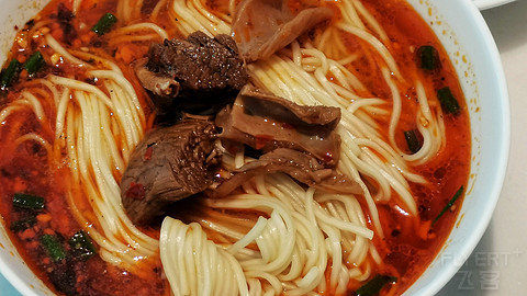 环境幽雅视野好，牛肉面绝不容错过-打卡新开业重庆机场T3B休息室，交行也能用