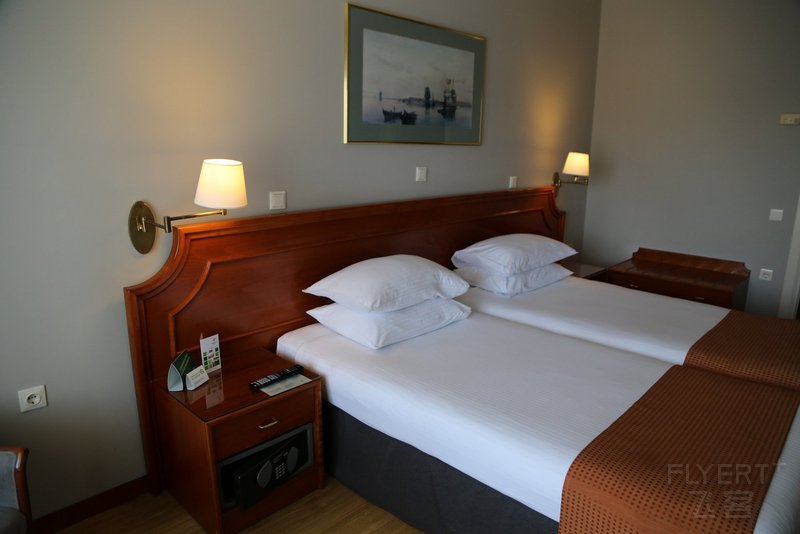 Thessaloniki--Holiday Inn Thessaloniki Room (1).JPG