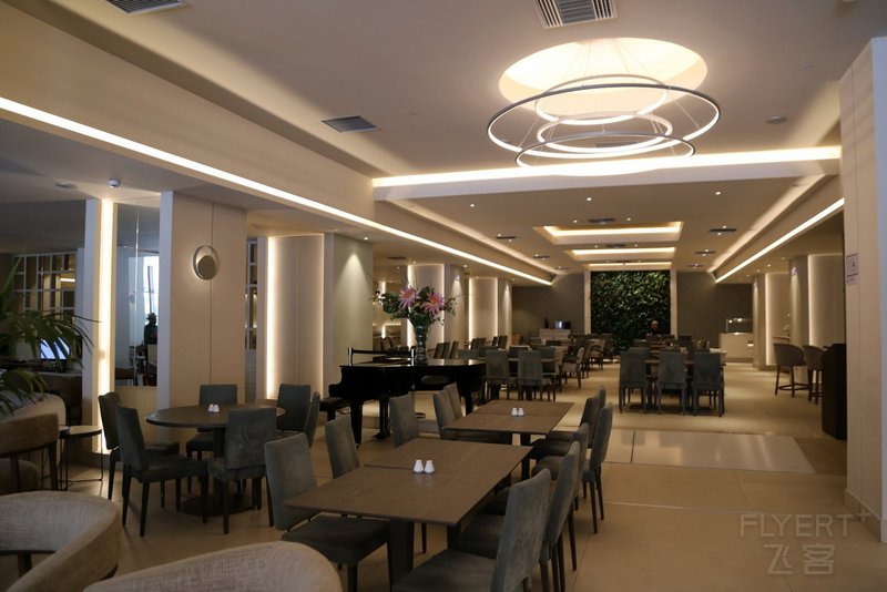 Thessaloniki--Holiday Inn Thessaloniki Lobby (4).JPG