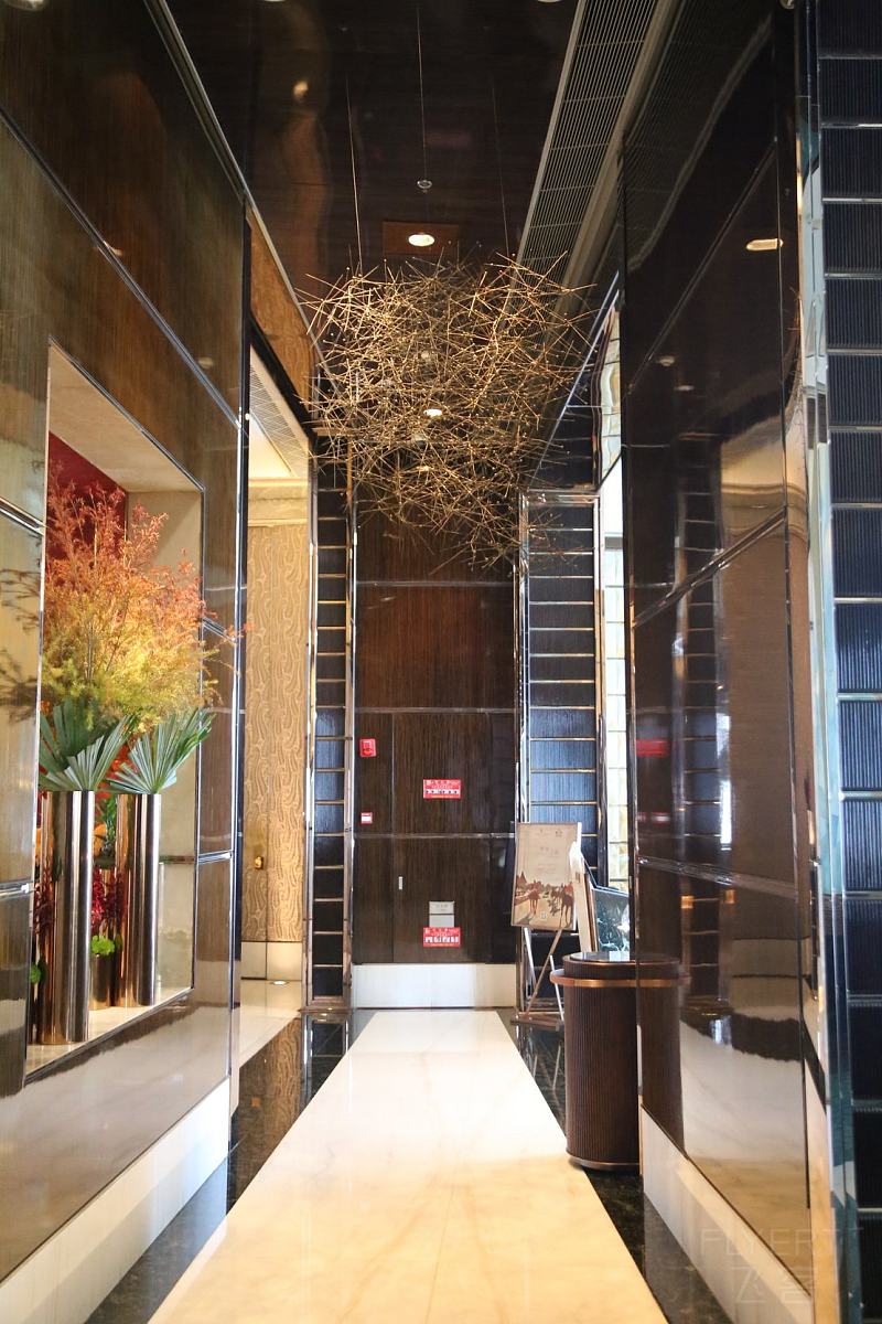 The Ritz Carlton Shanghai Pudong Lobby (3).JPG