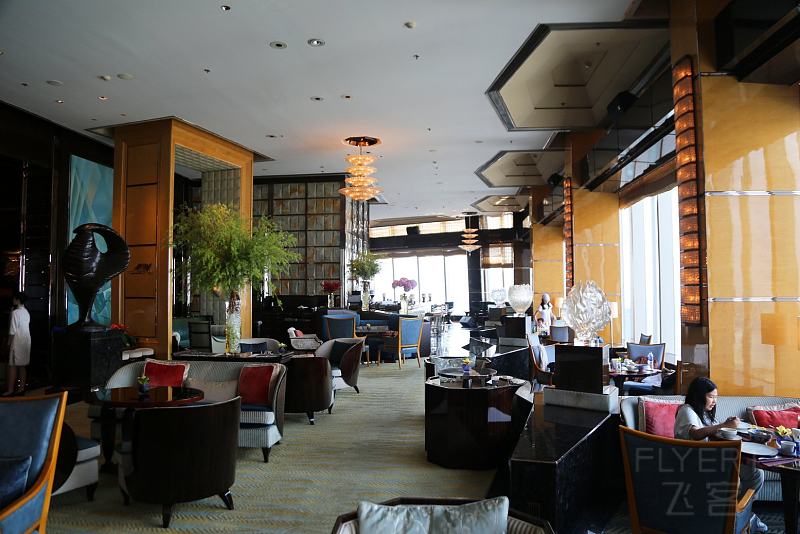 The Ritz Carlton Shanghai Pudong Lobby (4).JPG