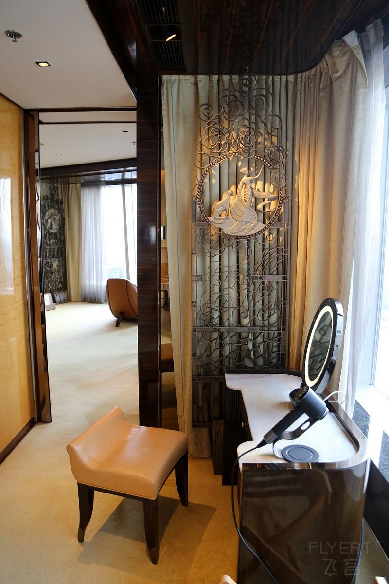 The Ritz Carlton Shanghai Pudong Suite (3).JPG