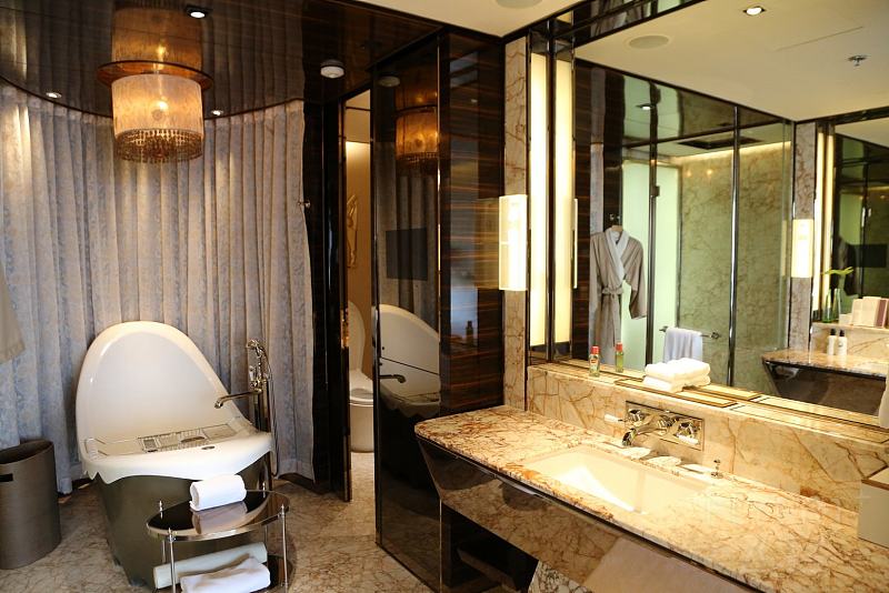 The Ritz Carlton Shanghai Pudong Suite (8).JPG
