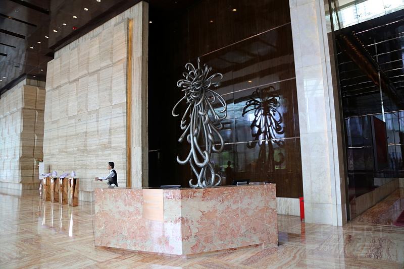 The Ritz Carlton Shanghai Pudong Lobby at Arrival Floor (3).JPG