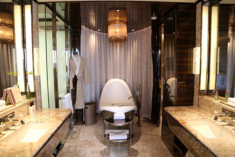 The Ritz Carlton Shanghai Pudong Suite (7).JPG