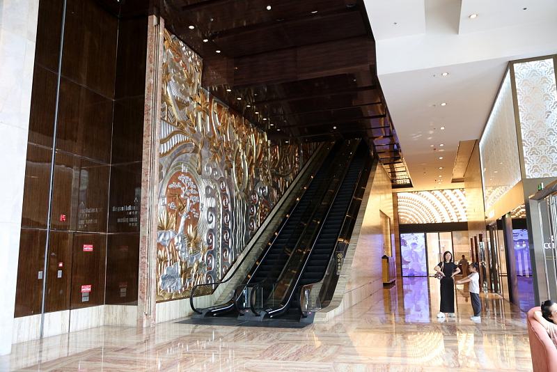 The Ritz Carlton Shanghai Pudong Lobby at Arrival Floor (1).JPG