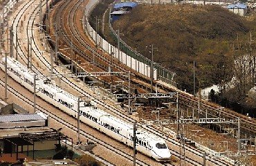 宁杭、杭甬高铁动车首次试跑 调试将持续三个月