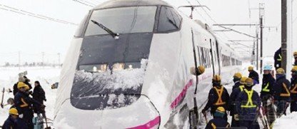 日本载130人高速列车雪中脱轨
