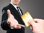 【老董聊卡】警惕代办信用卡背后的“假卡”陷阱